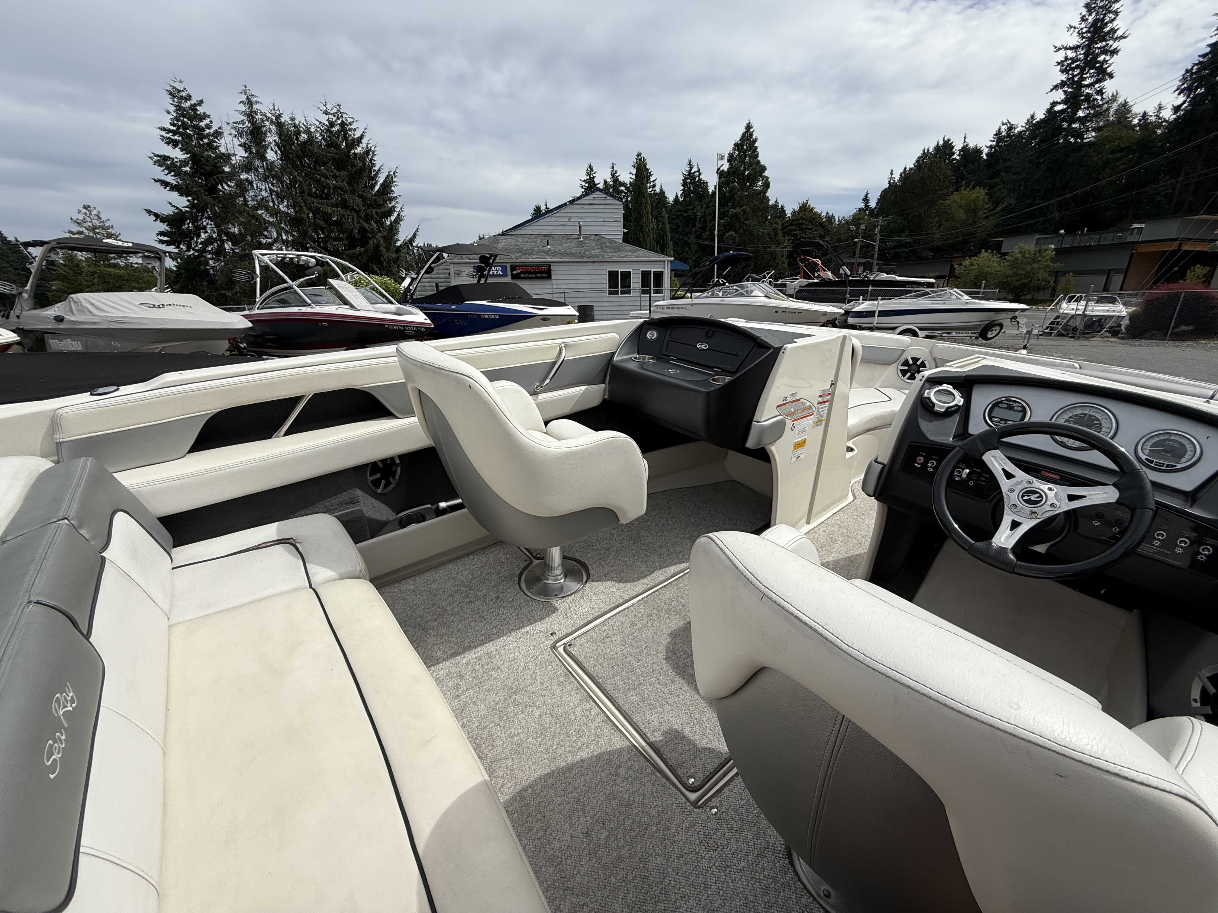 Sea Ray 210 Select 2010-11
